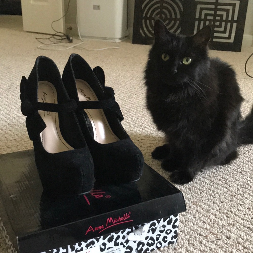 Black pumps